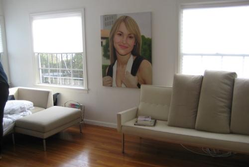 ドメインの期限が切れたページに表示される金髪のお姉さんを家に飾るとなんだかかっこいい雰囲気になる。