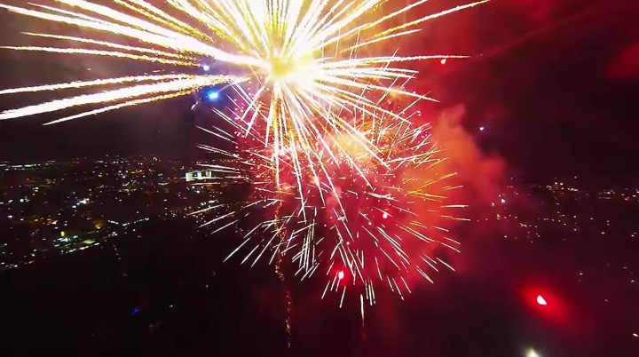 【動画】ラジコンヘリで花火の中に突っ込んで撮影した映像がものすごい綺麗！！