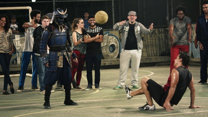 【動画】謎のサムライフットボーラーinブラジル！ワールドカップで盛り上がるブラジルで鎧を着た侍が魅せるスーパーテクニック。