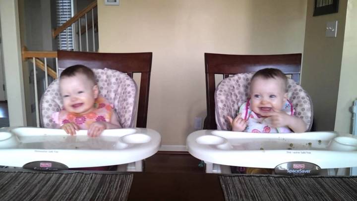 【動画】パパ大好き！ギターにあわせて愉快な首振りダンスをする双子の赤ちゃん