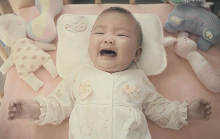 【感動動画】妻がいない間に赤ちゃんが泣いちゃった。スマホ依存を考えさせる動画