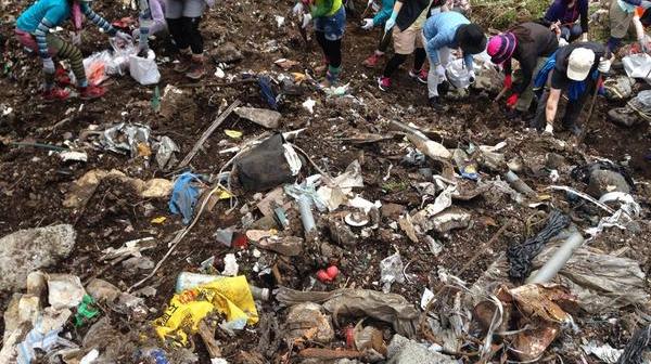 野口健さん世界遺産である富士山の不法投棄があり得ないとつぶやく。