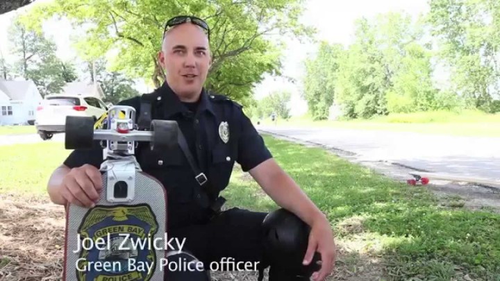 【動画】世界初。スケボーでパトロールする警察官。警察官オリジナルスケートボードだよ！