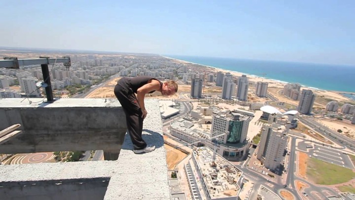 【動画】一歩間違えば放送事故。ビルの屋上でバク転。絶対マネしちゃダメ！