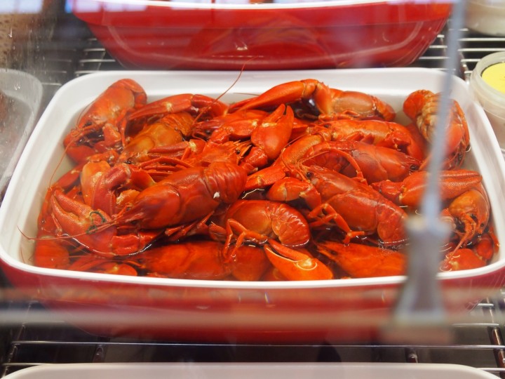 ヘルシンキ、オールドマーケットにてザリガニ発見！