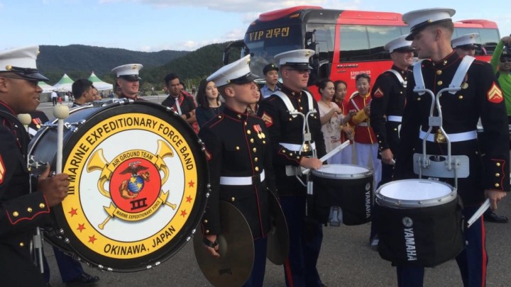【動画】アメリカ海軍と韓国軍のブラスバンドのドラムバトル。