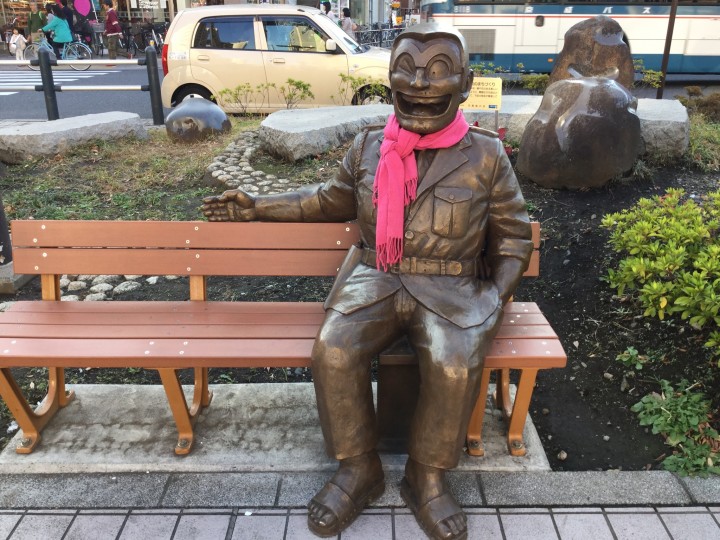 【亀有】両さん像。マフラーつけてた。