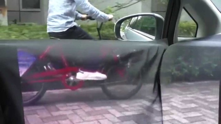 【動画】安全のため、車の後ろや側面を映し出す装置。