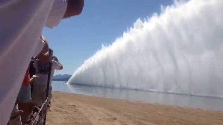 【動画】水上でドラッグレース。時速400ｋｍの水しぶきが凄すぎるｗｗｗｗ