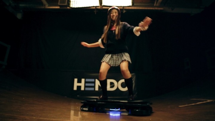 バック・トゥ・ザ・フューチャーに登場する宙に浮くスケートボードに日本人が初挑戦！忍者も女子高生も乗りこなす！！空飛ぶスケボー大会が開催された。