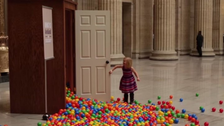 駅構内にカラーボールが沢山入ったドアを設置した結果ｗｗｗｗ