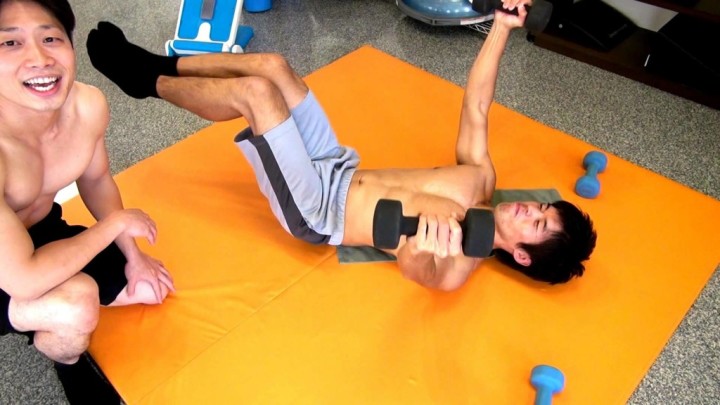 ダンベルを使った腹筋トレーニング方法