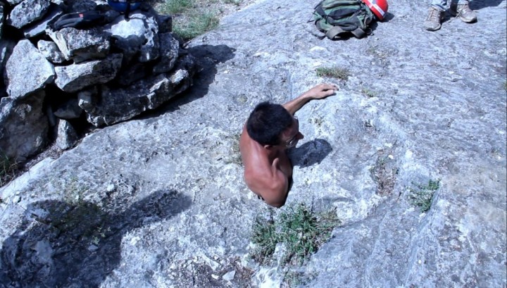 めっちゃ狭い穴に入る人達。穴があったら入りたい。