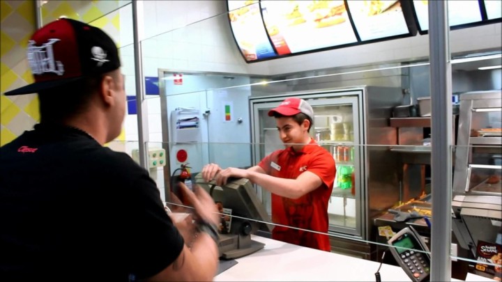 【動画】ケンタッキーフライドチキンをラップで注文する方法