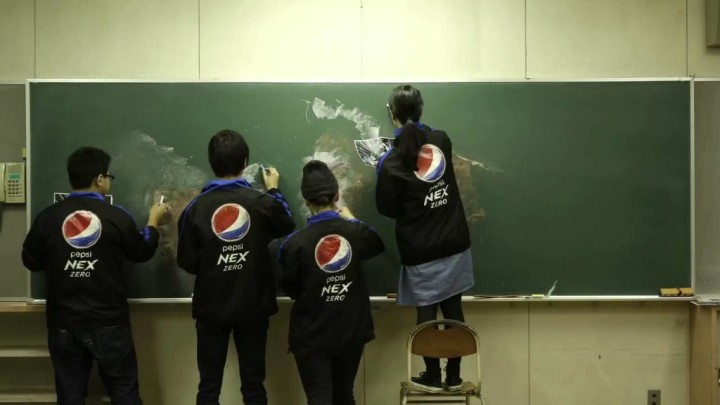 黒板アート。チャレンジをコンセプトにした桃太郎達を武蔵野美術大学の学生が描く。