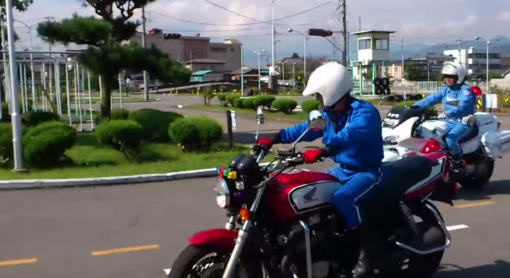 白バイ VS 教習所の教官！腕に自信のある教官が逃走役になり逃走するも、白バイ圧勝！！