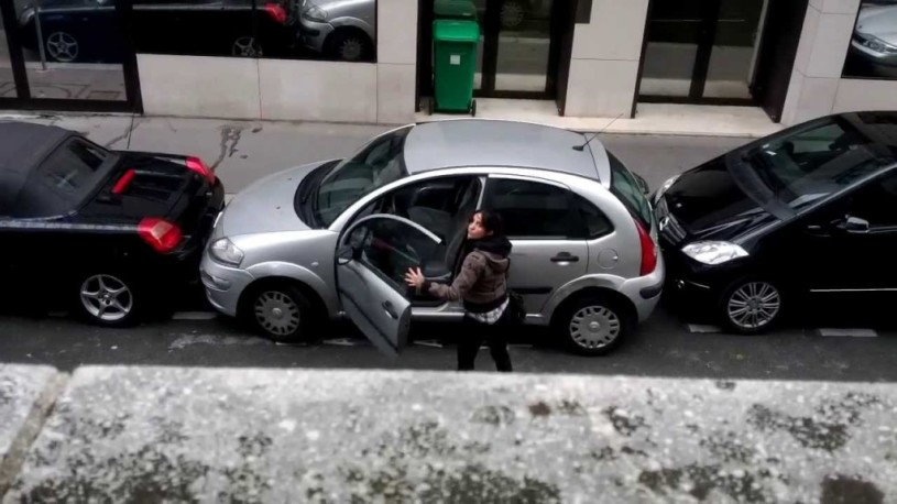 ほとんどスペースがないところに縦列駐車。すごすぎて拍手喝采。