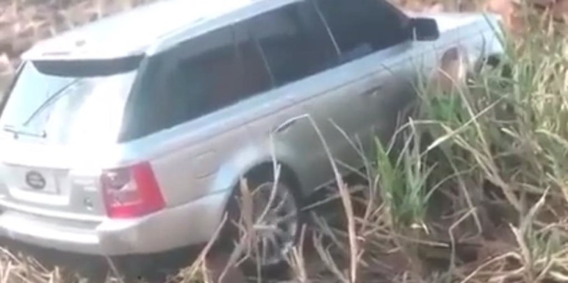 空回りする自動車。数秒後に衝撃的な方法で移動する。