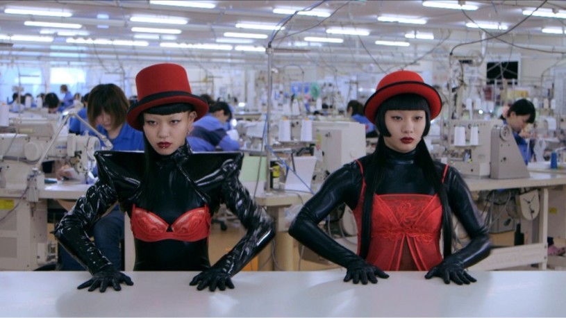 ワコールの動画にAyabamibi登場。縫製工­場で撮影されたシュールな映像。
