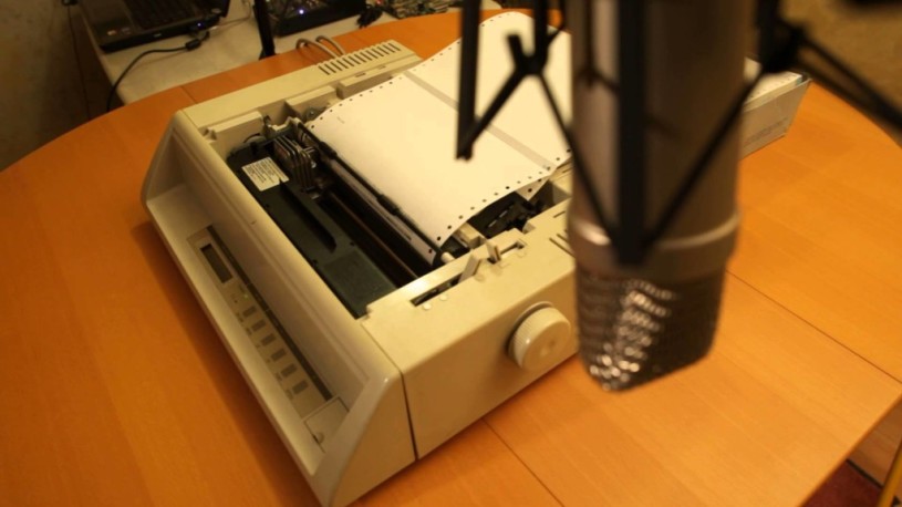 古いプリンターを改造して音楽が流れるようにしFoo Fightersの曲を演奏。