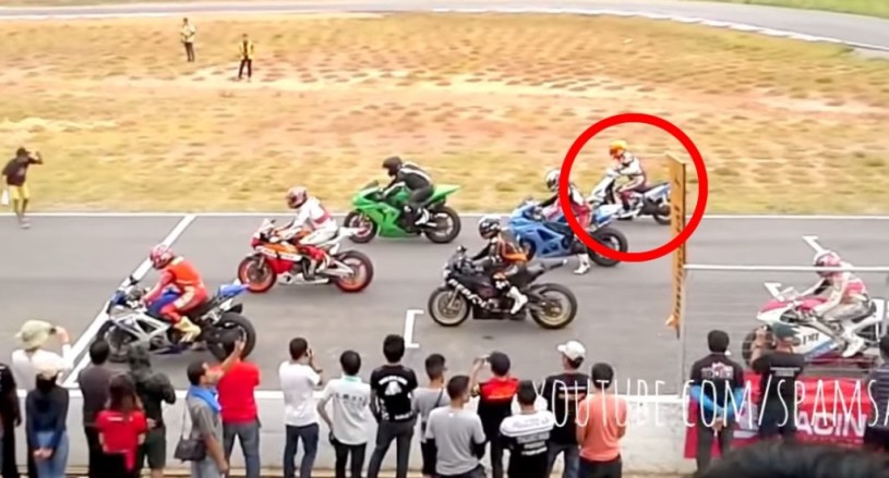 1000ccのバイクレースに一台だけ125ccのスクーターが参加！予想外の結果にびっくり！！