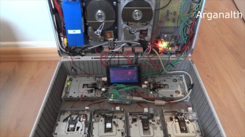 NIRVANAのSmells Like Teen Spiritをフロッピーディスクで演奏した動画