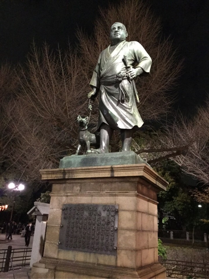 上野公園。夜の西郷隆盛像。