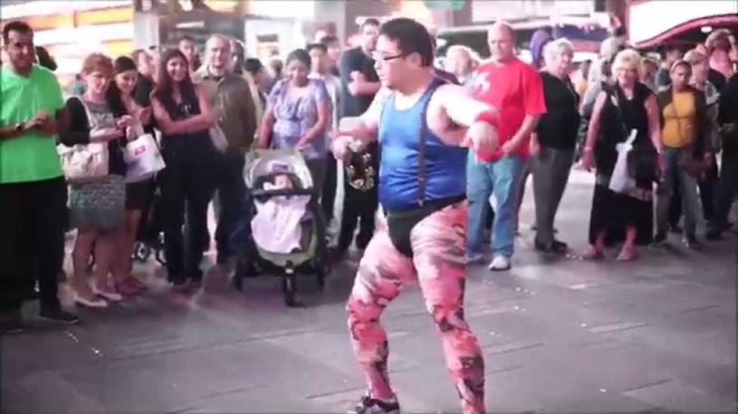 タンバリン・マスター「ゴンゾー」タイムズ・スクエアでの演奏。あっという間に周りの空気を変える。