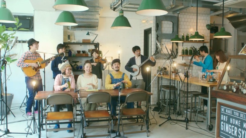 ビールグラスで音楽を奏でている映像。楽しそうー！