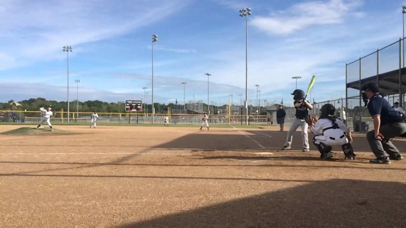 少年野球を撮影中にボールがヘルメットにあたる→カメラに当たりそうになりパニック