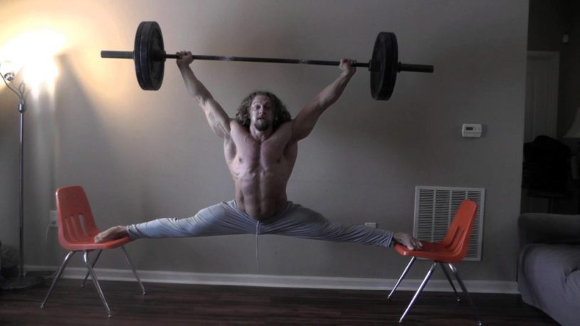 凄いバーベル上げ！開脚しつつバーベルを上げる超マッチョなお兄さんが話題に