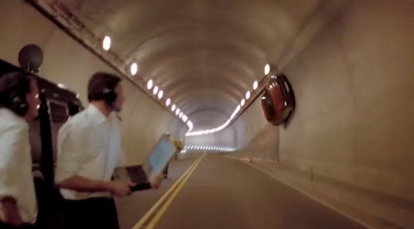 メルセデス・ベンツでフル加速してトンネルを１回転する動画が話題に。これ本当？フェイク？