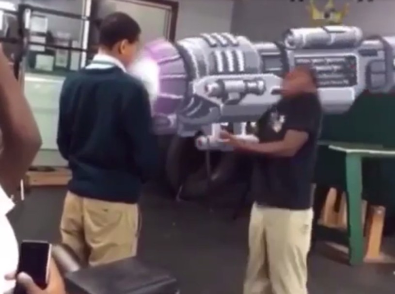 海外のvineユーザは、レベルが高いな。踊りながらバズーカを発射する6秒動画。