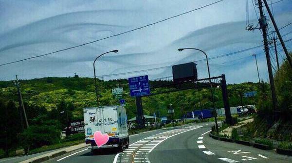 【地震雲？】箱根の雲に変なのが出ていると話題に。