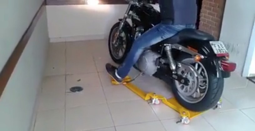 大型バイクを簡単に移動できるようにするアイテムが便利そう！