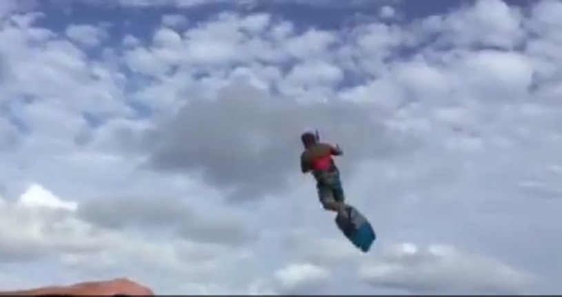 【動画】パラグライダーを使ってサーフィン！めっちゃたのしそうーーー！