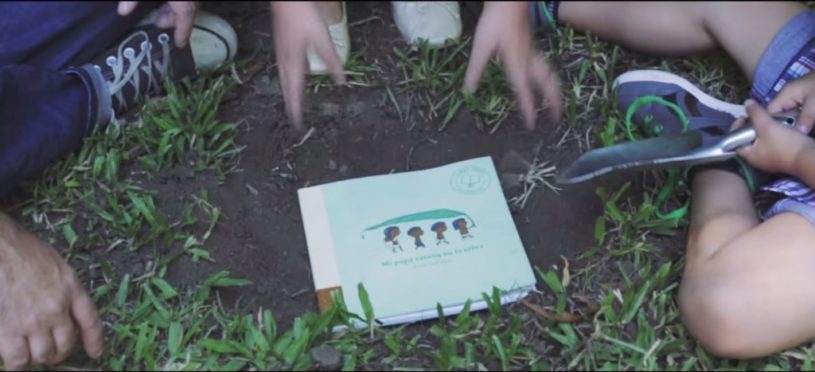 読み終わった本を土に植えると木ができる本。