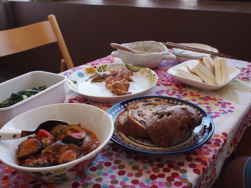 ベランダでごはん。ベランダでごはんを食べるのにうってつけの季節ですね！ #燻製チキンローズマリー風味 #叩ききゅうりのにんにく炒め #ラタトゥイユ #ラディッシュのハニーレモン #はんぺんチーズ