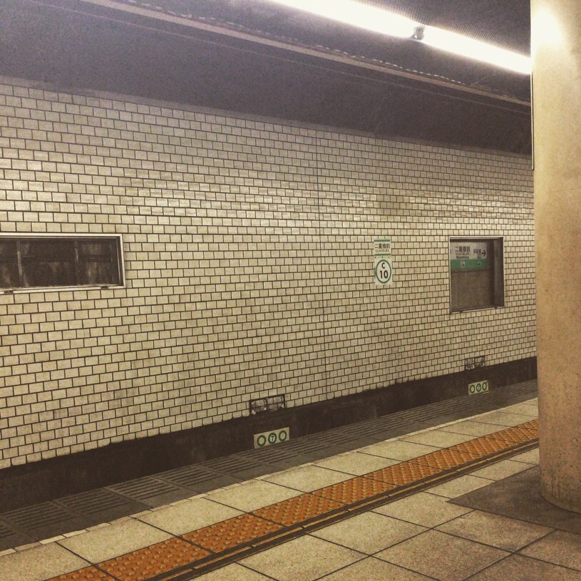 二重橋前の駅が、改装中なのかちょっとホラーぽい。