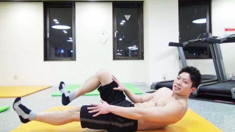 世界一キツイ腹筋?! 自分で負荷をかけるこのトレーニングは、自分との戦い！