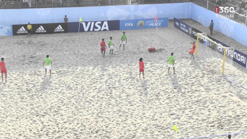 ビーチサッカーって楽しそう！一度もボールが落下しないでスーパーゴール！