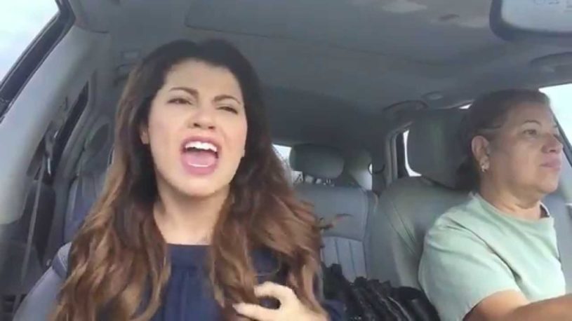 歌手になりきって激しく踊る娘とそれを見て見ぬふりして黙って運転する母ｗｗｗｗｗｗ