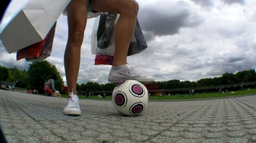 フランス人の美人フリースタイルフットボーラーによるリフティング動画