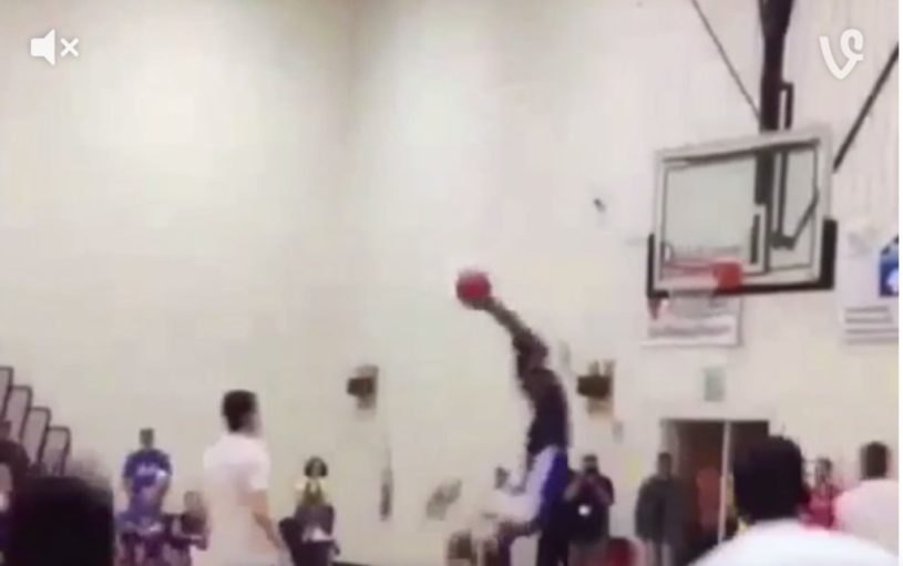 会場総立ち！【動画】アメリカの高校生のバスケットボールの試合ですごすぎるダンク！！