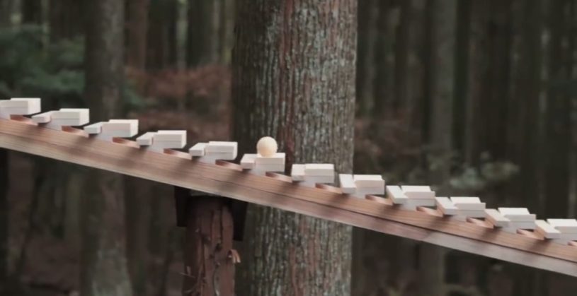 森のなかでボールを落としたときに鳴る音を使った音楽。とっても涼しい音だなー素敵！