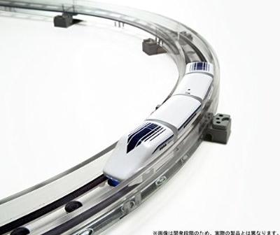 タカラトミーアーツから発売されたリニアモーターカー。かっこいい！！浮いてるぞ！速いぞ！！！一周３秒くらい。