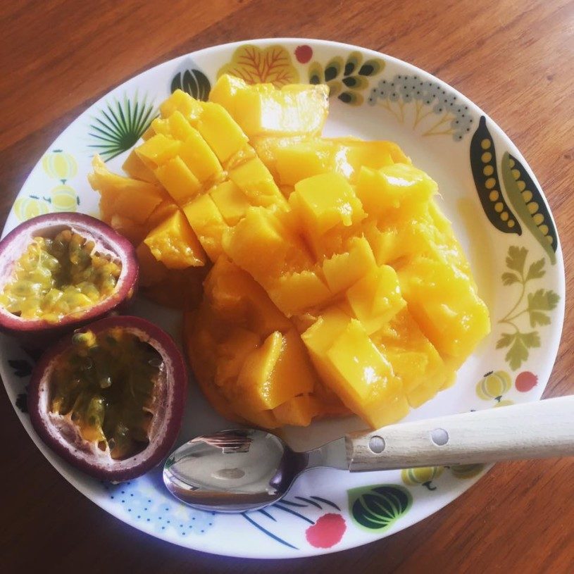 マンゴーにパッションフルーツをかけて食べると夢のような美味しさ！