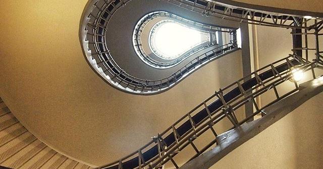 キュビズム建築のカフェの階段 チェコ・プラハ