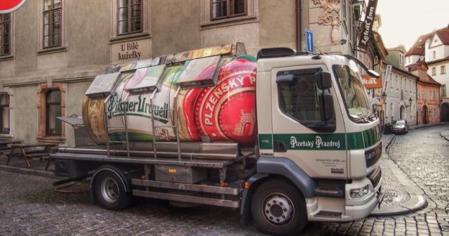 ビールのタンカーが、お店のビールを補給。プラハの早朝の光景。