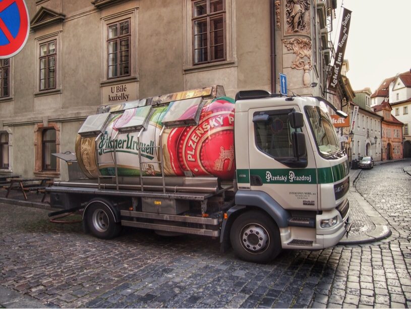 ビールのタンカーが、お店のビールを補給。プラハの早朝の光景。
